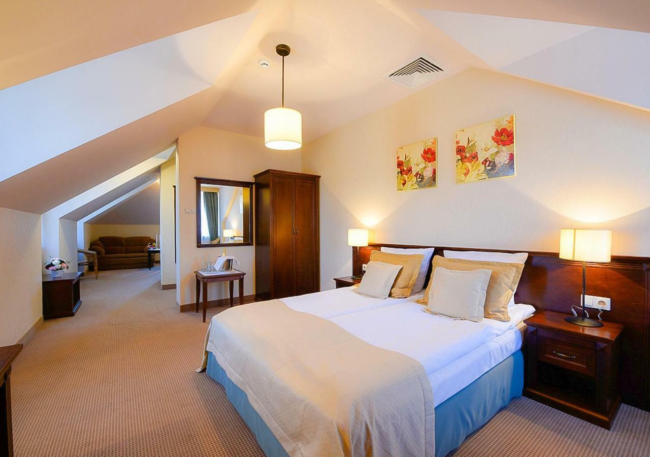 Hotel Nowodwory Цехановец Экстерьер фото